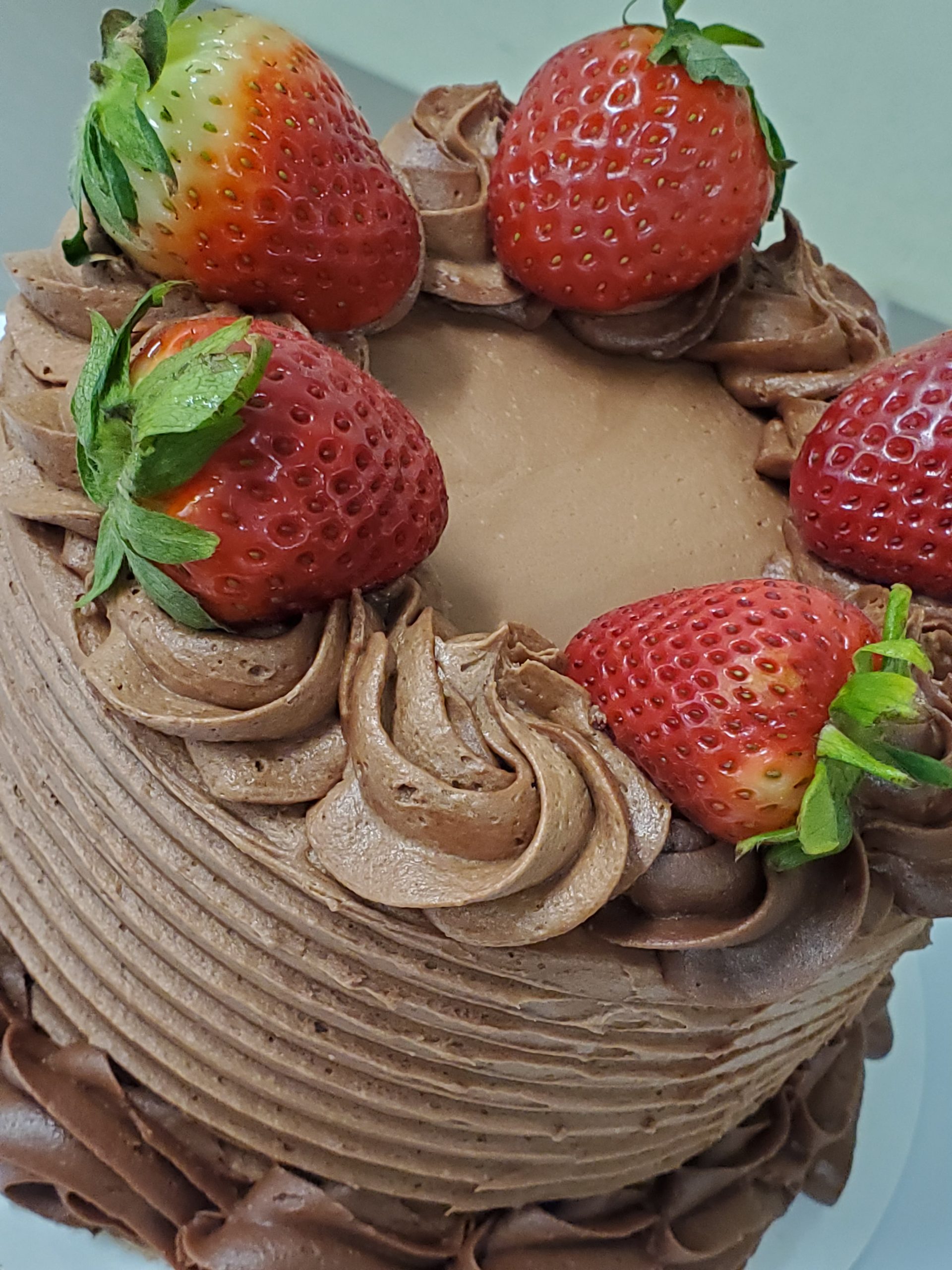 Chocolate cake with strawberries 